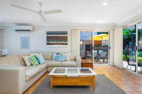 Stylish Palm Beach Duplex, Surfers Paradise